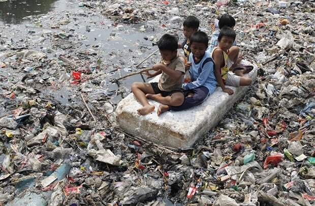 trẻ em chơi trong rác thải