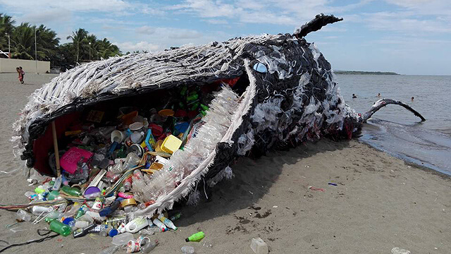 Mô hình cá voi làm bằng rác thải nhựa